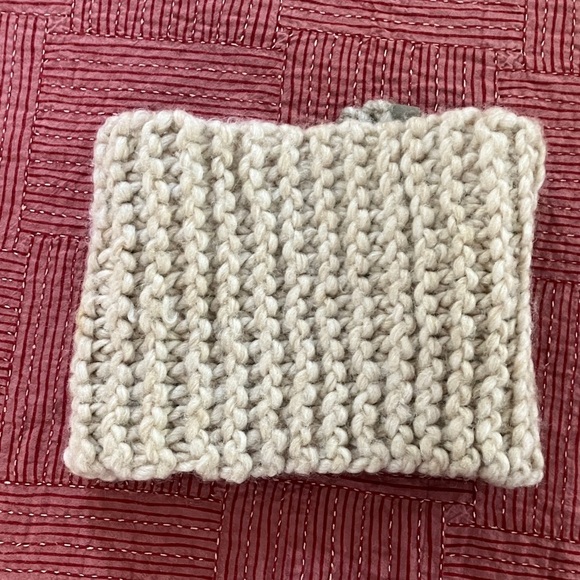 Beautiful chunky Knit Scarf with Button Accent - Picture 4 of 10